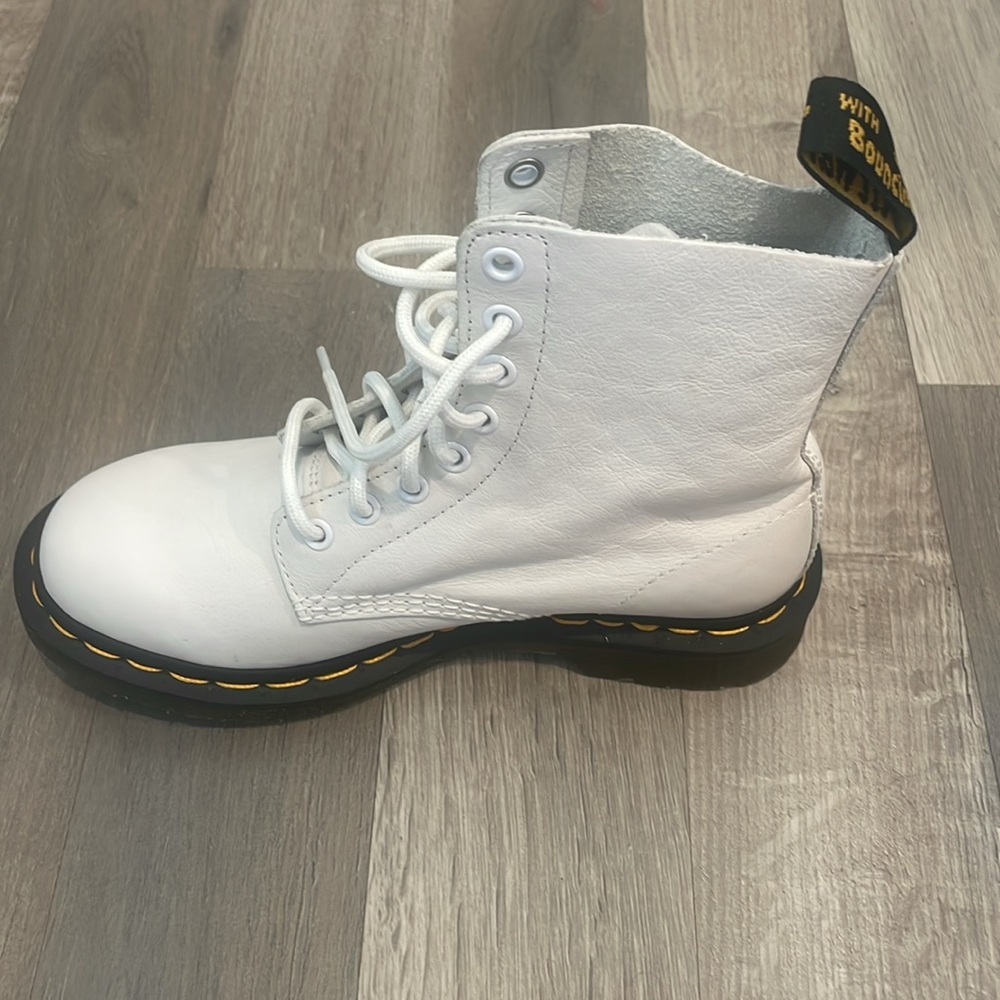 Dr. Martens 1460 WOMEN'S VIRGINIA LEATHER BOOTS - Picture 13 of 14